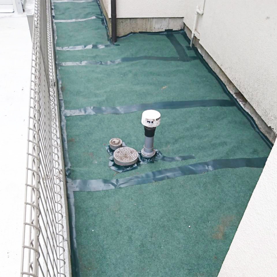 防草シート施工中